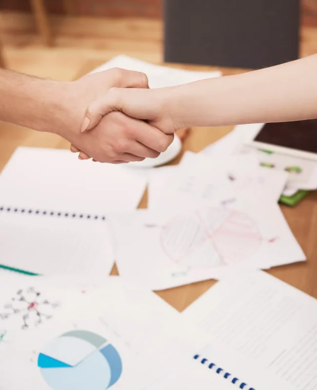 cerca-del-apreton-de-manos-de-empresarios-en-la-oficina