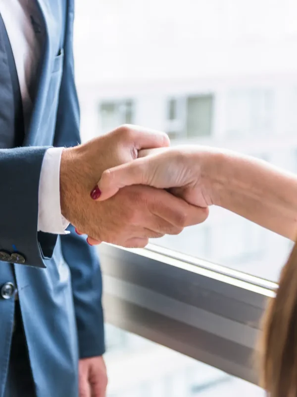 primer-plano-de-la-empresaria-y-empresario-agitando-las-manos